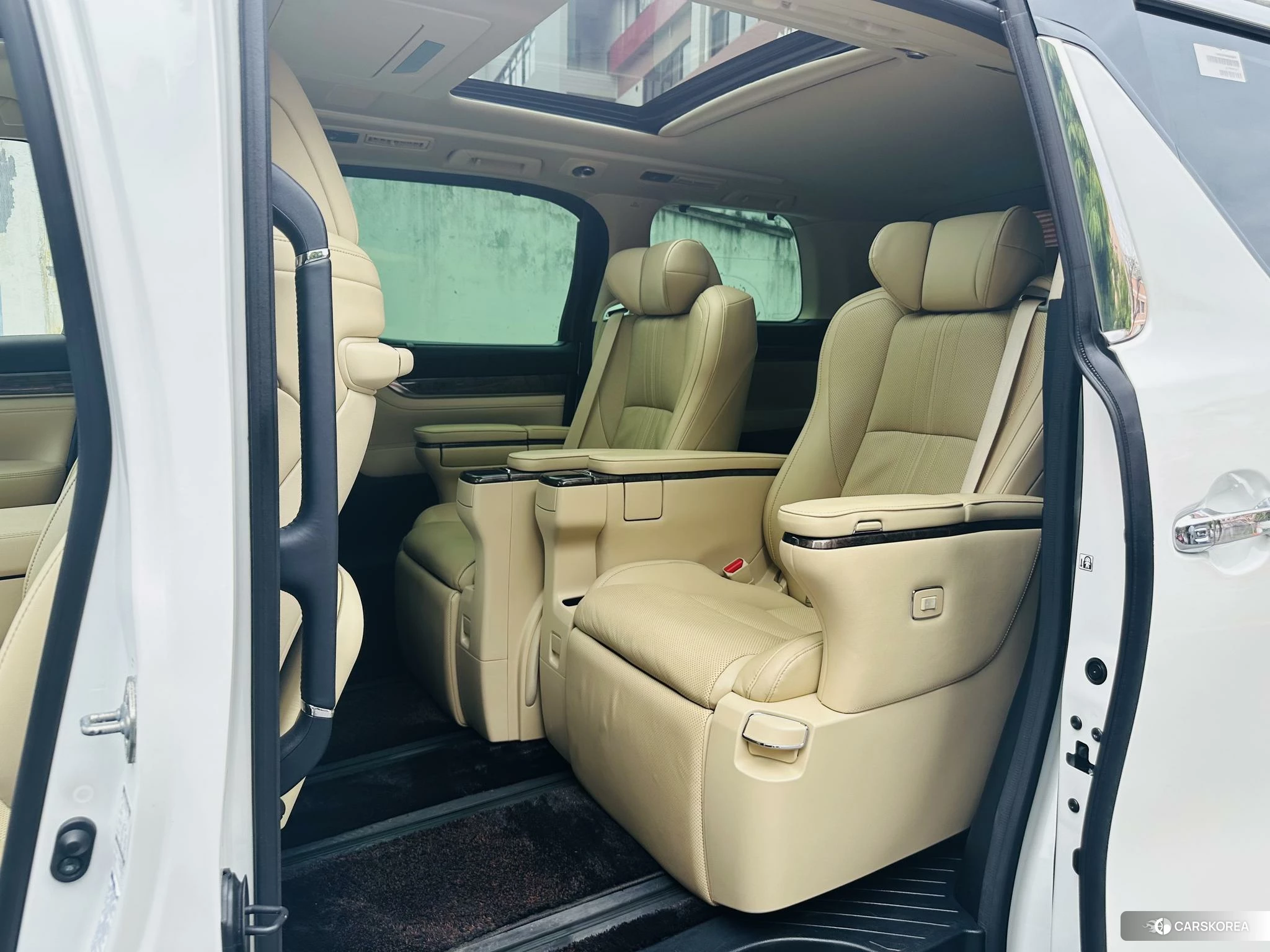 Toyota Alphard 2021 Белый из Китая, фото 6