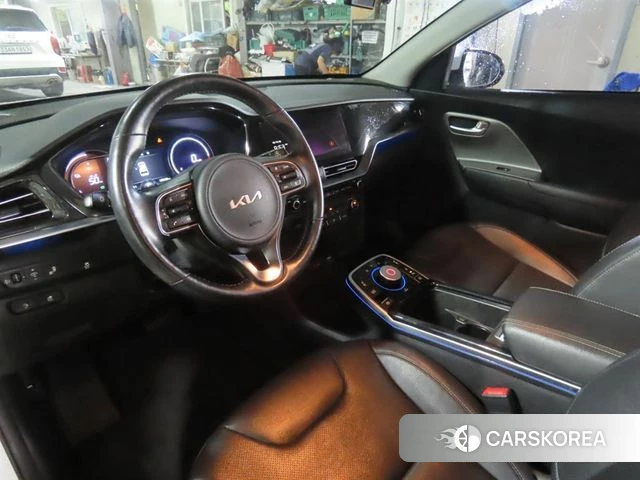 Kia Niro Plus 2023 Белый из Кореи, фото 6