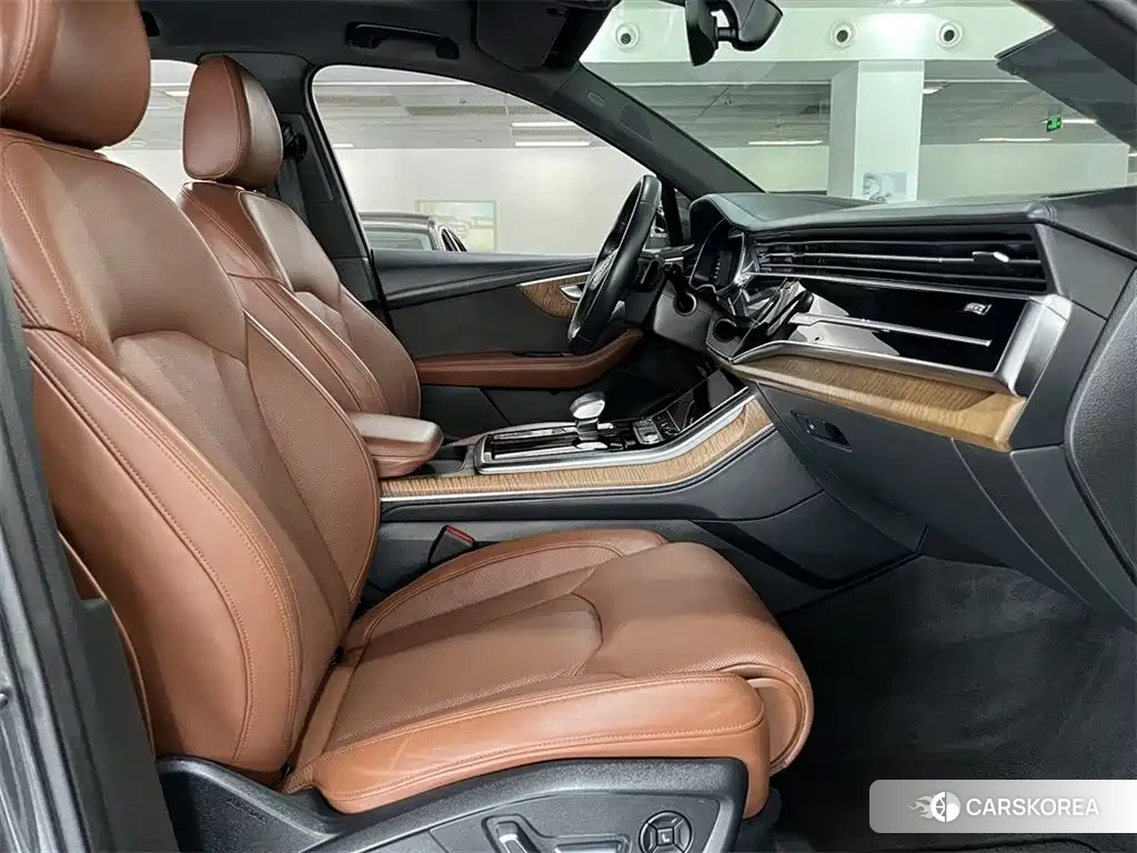 Audi Q7 2023 Silver/gray из Китая, фото 6