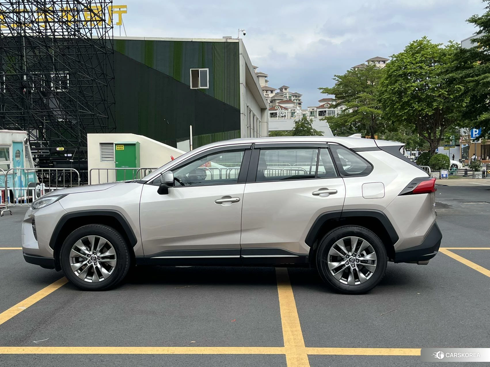 Toyota Wildlander 2024 Серебристо-серый из Китая, фото 6