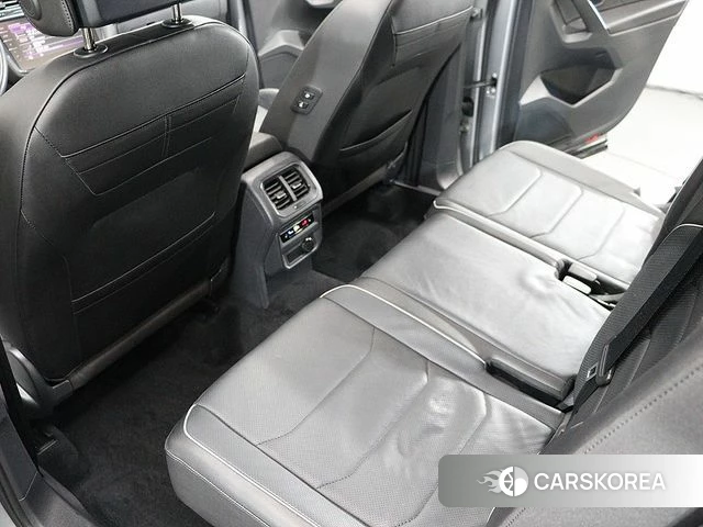 Volkswagen Tiguan Allspace 2023 Серебристо-серый из Кореи, фото 6