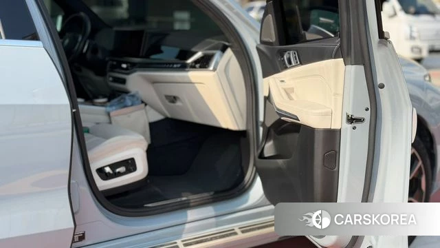 BMW X7 (G07) 2023 Светло-серебряный цвет из Кореи, фото 6