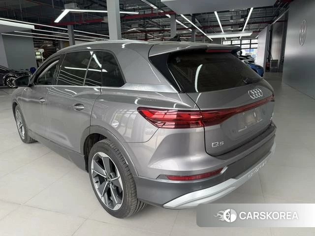 Audi Q5L 2024 Темно-серый из Китая, фото 6