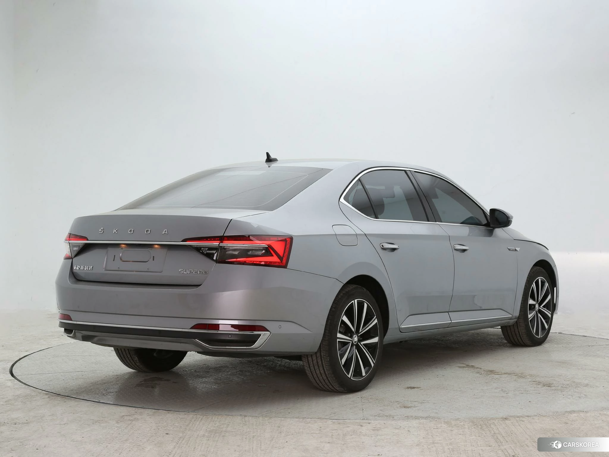 Skoda Superb 2023 Серебристо-серый из Китая, фото 6