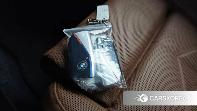 BMW 5 Series (G60) 2024 Светло-серебряный цвет из Кореи, фото 6