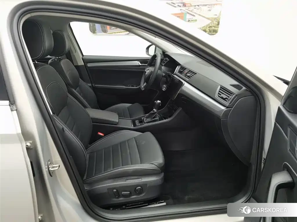 Skoda Superb 2022 Yellow/orange из Китая, фото 6