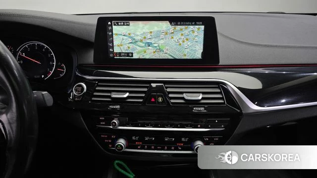 BMW 5 Series (G30) 2018 Серебристо-серый из Кореи, фото 6