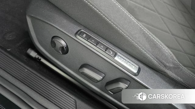 Volkswagen Golf 8th Generation 2023 Черный из Кореи, фото 6