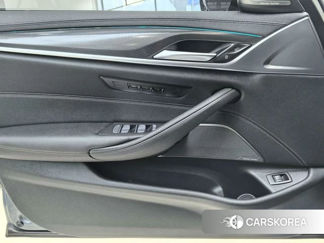 BMW 5 series 2023 Темно-серый из Китая, фото 6