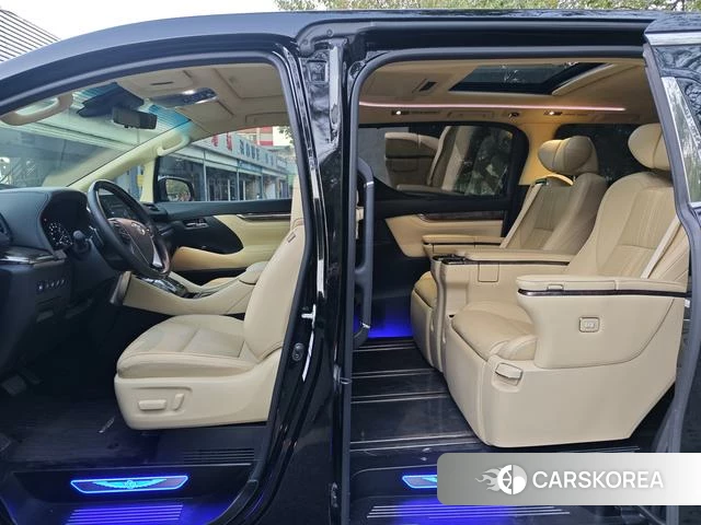 Toyota Alphard 2023 Черный из Китая, фото 6