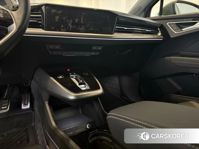 Audi Q4 2025 Серебристо-серый из Китая, фото 6