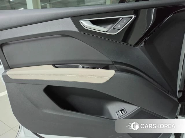 Audi Q4 e-Tron (F4) 2026 Белый из Кореи, фото 6