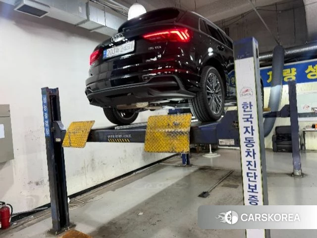 Audi Q3 (F3) 2023 Черный из Кореи, фото 2