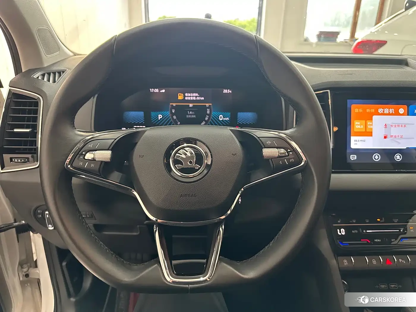 Skoda Karoq 2023 Белый из Китая, фото 4
