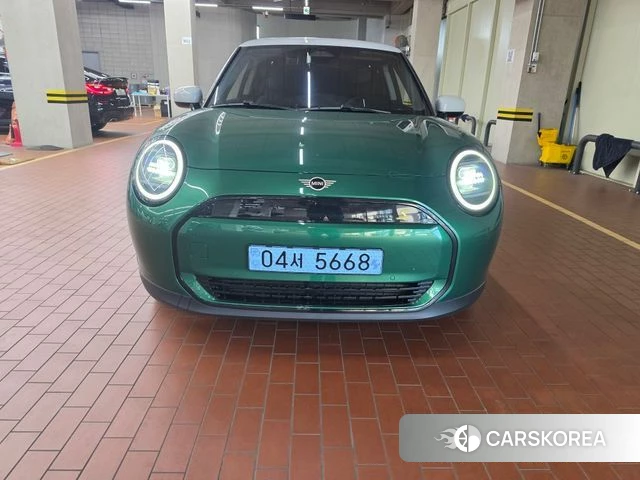 Mini Cooper Electric 4th Generation 2024 Светло-зеленый из Кореи, фото 2