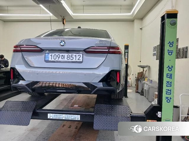 BMW 5 Series (G60) 2026 Серебристо-серый из Кореи, фото 2