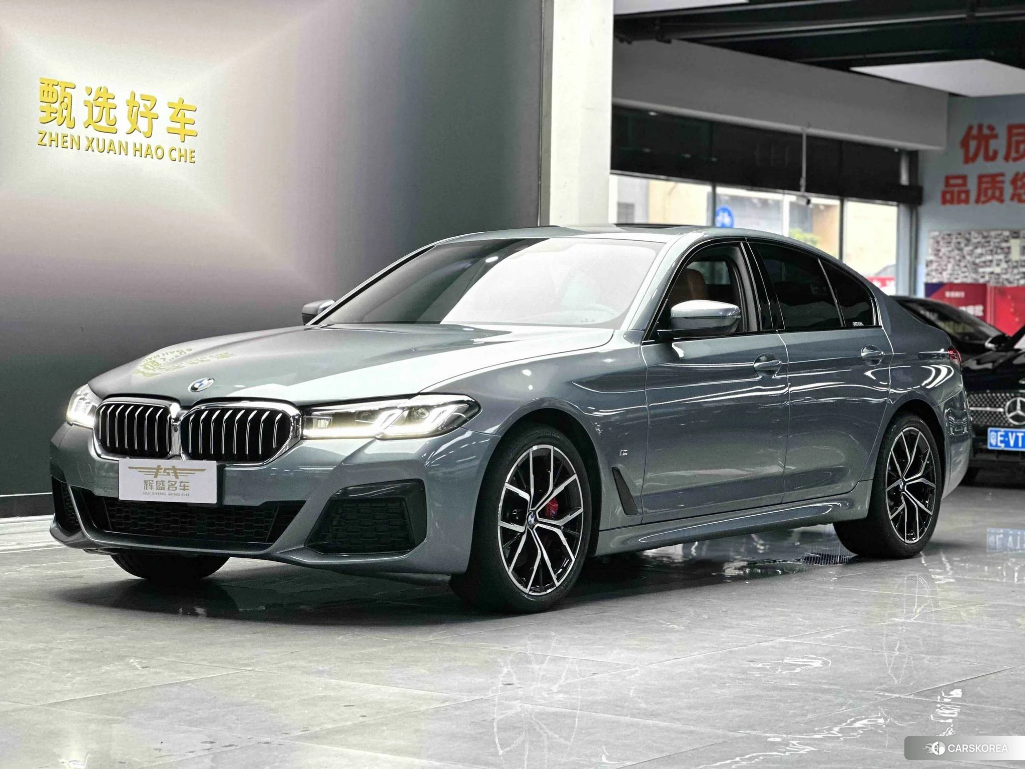 BMW 5 series 2021 Серебристо-серый из Китая, фото 2