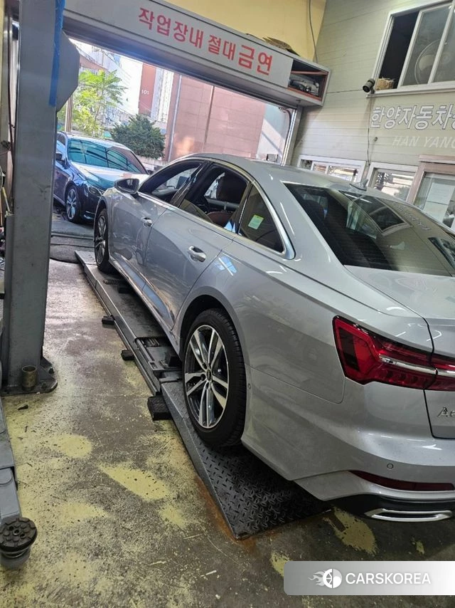 Audi A6 (C8) 2023 Светло-серебряный цвет из Кореи, фото 2