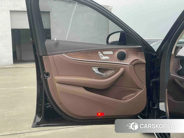 Mercedes-Benz E-Class 2023 Черный из Китая, фото 3