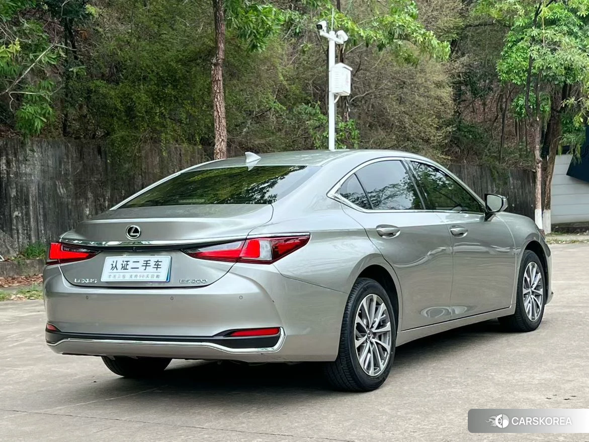 Lexus ES 2022 Серебристо-серый из Китая, фото 2