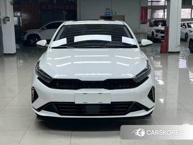 Kia K3 2023 Белый из Китая, фото 4