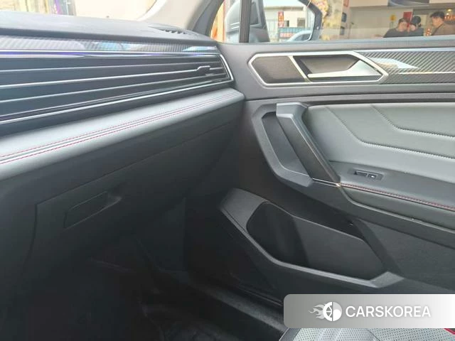 Volkswagen Tiguan L 2022 Темно-серый из Китая, фото 5