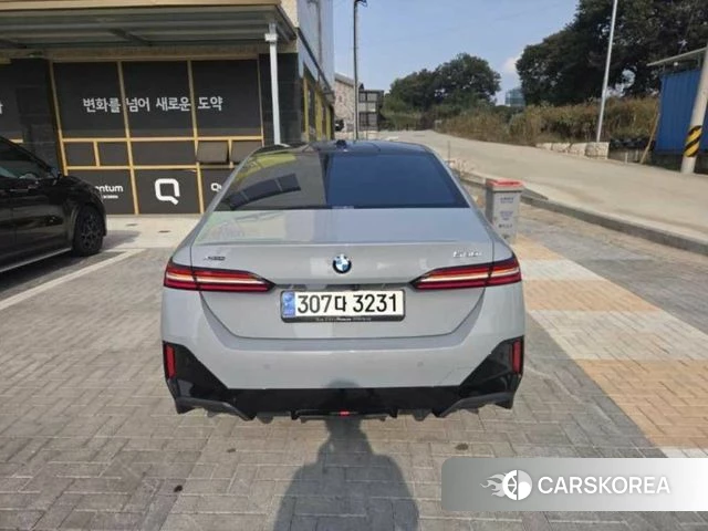 BMW 5 Series (G60) 2024 Светло-серебряный цвет из Кореи, фото 2