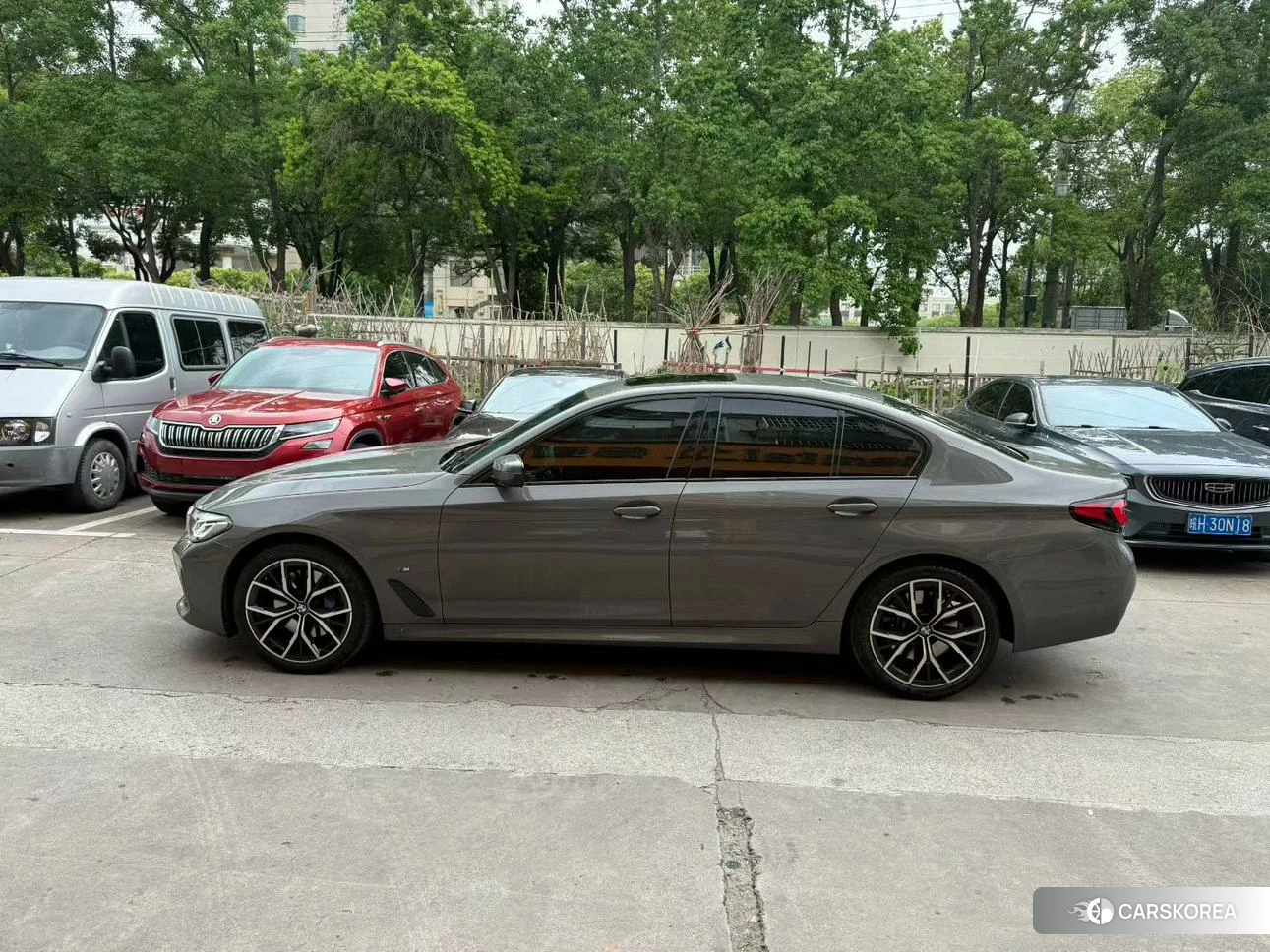 BMW 5 series 2021 Темно-серый из Китая, фото 2