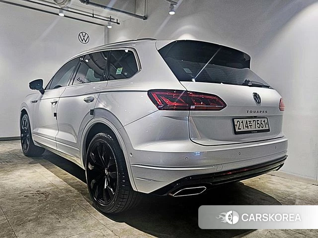 Volkswagen Touareg 3rd generation 2023 Белый из Кореи, фото 5