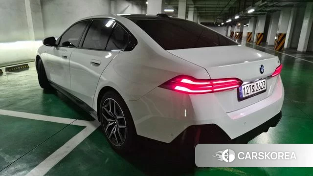 BMW 5 Series (G60) 2023 Белый из Кореи, фото 2