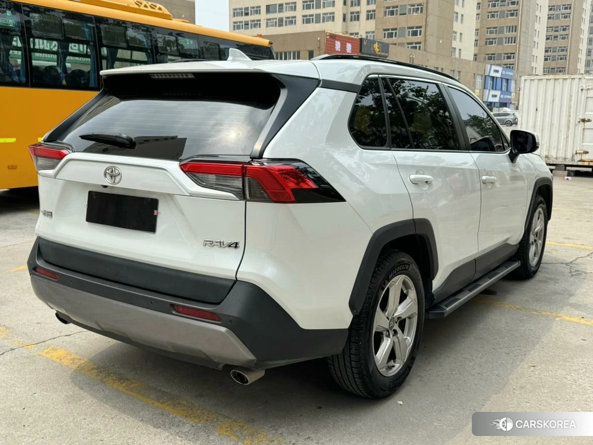 Toyota RAV4 2021 Белый из Китая, фото 2