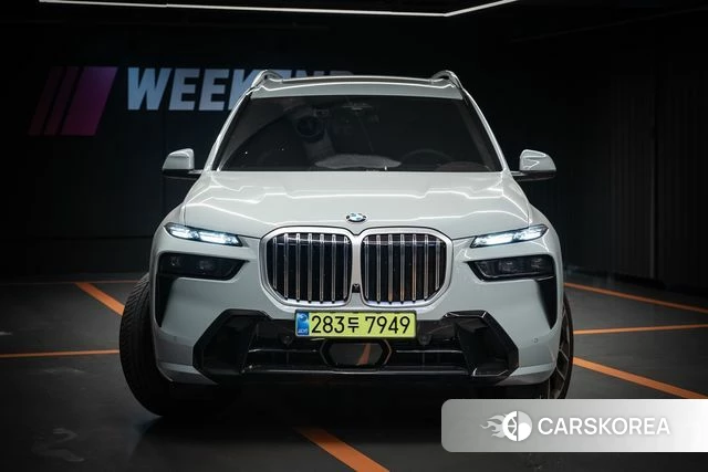 BMW X7 (G07) 2026 Светло-серебряный цвет из Кореи, фото 2