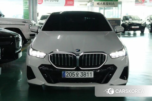 BMW 5 Series (G60) 2024 Белый из Кореи, фото 4