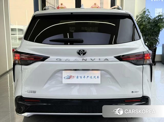Toyota Granvia 2024 Белый из Китая, фото 5