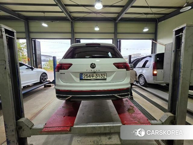 Volkswagen Tiguan second Generation 2023 Белый из Кореи, фото 2