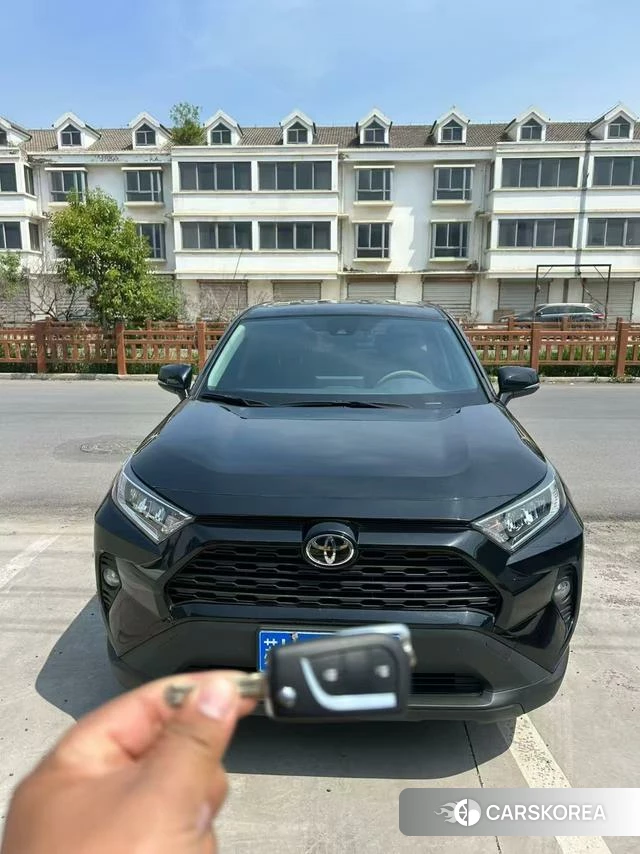 Toyota RAV4 2023 Черный из Китая, фото 2