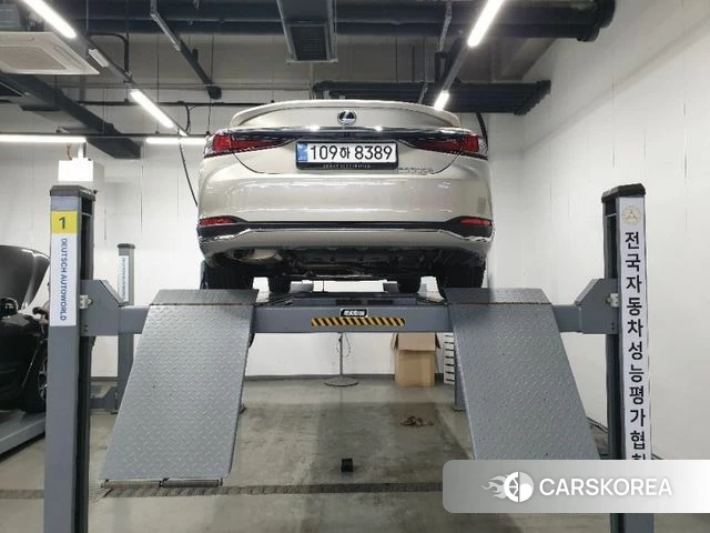 Lexus ES300h 7th generation 2026 Белый из Кореи, фото 2