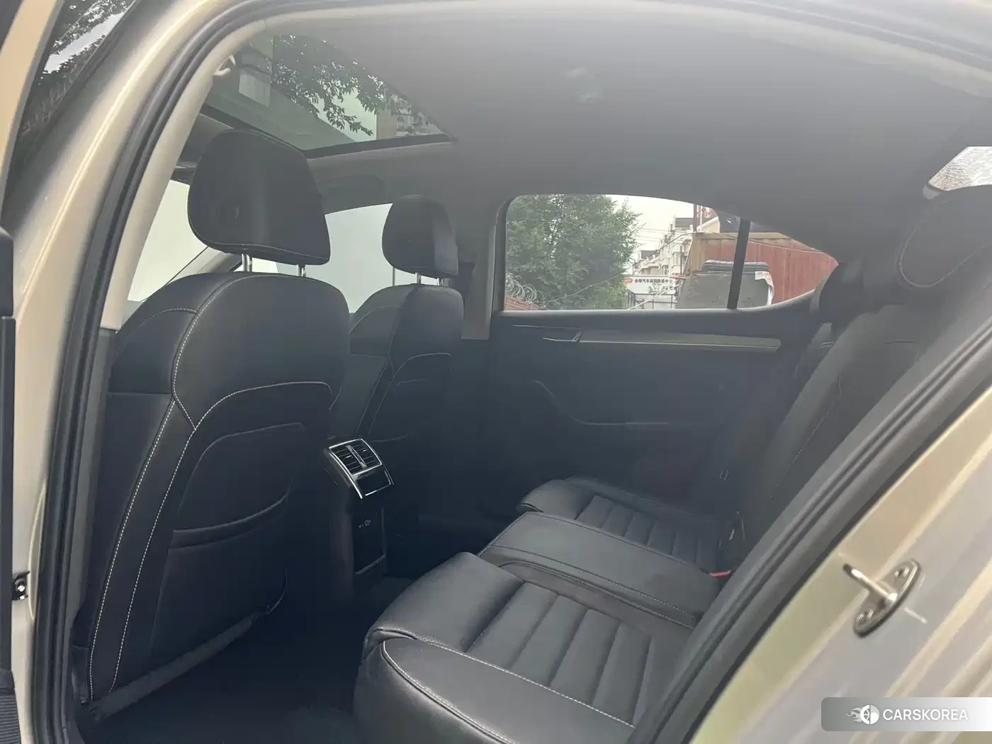 Skoda Superb 2022 Champagne/brown из Китая, фото 2