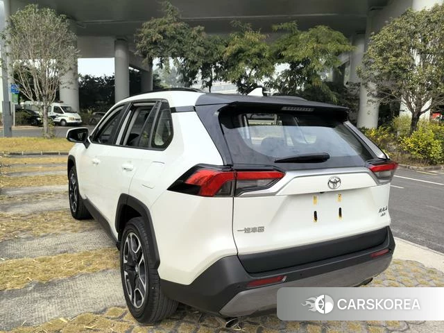 Toyota RAV4 2022 Белый из Китая, фото 3