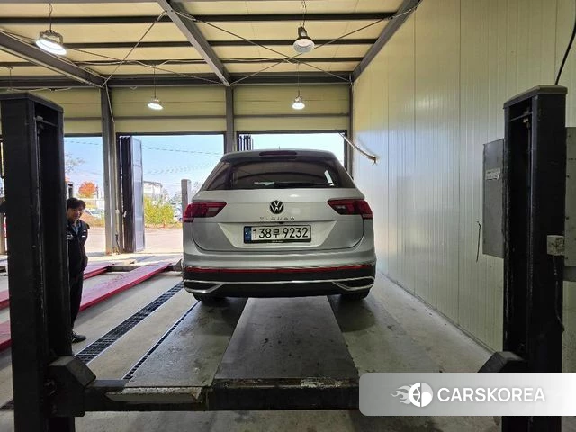 Volkswagen Tiguan second Generation 2022 Серебристо-серый из Кореи, фото 2