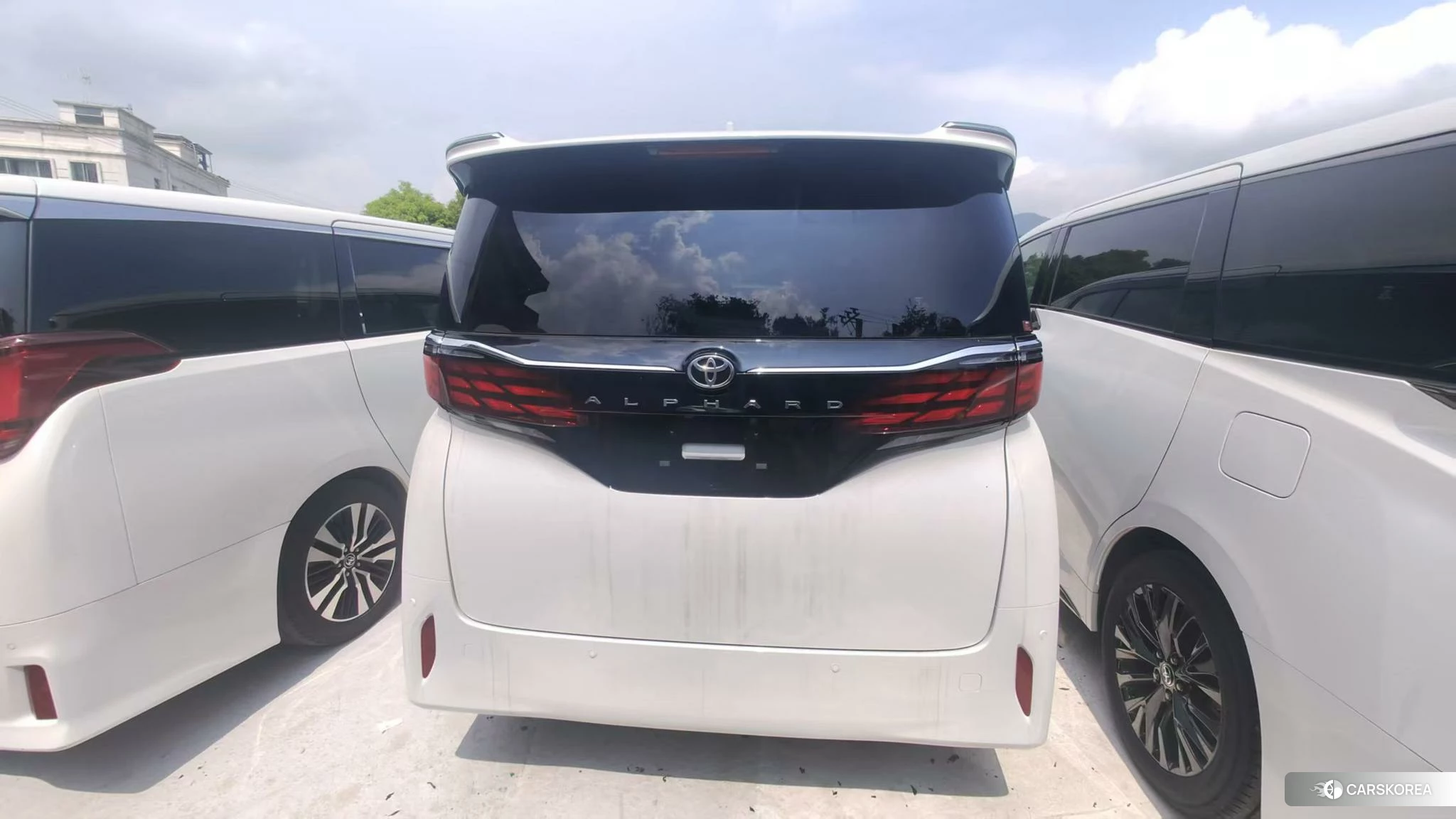 Toyota Alphard 2023 Белый из Китая, фото 2