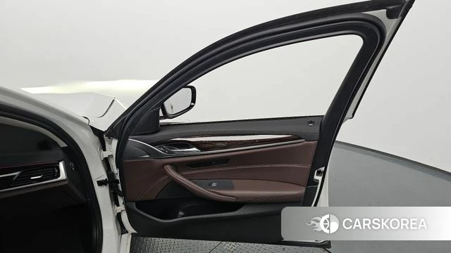 BMW 5 Series (G30) id 5017619 из Кореи 16