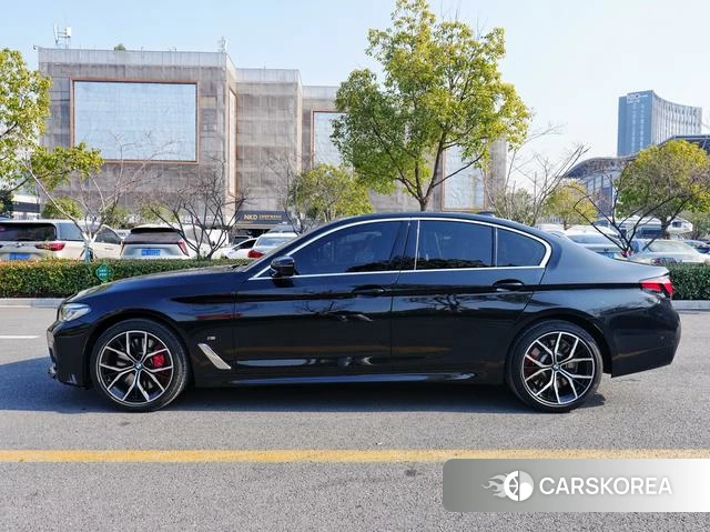 BMW 5 series 2022 Черный из Китая, фото 3