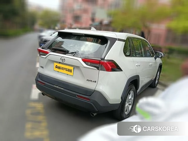 Toyota RAV4 2023 Белый из Китая, фото 3
