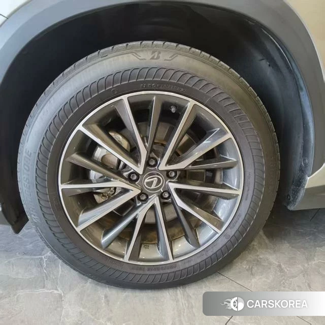 Lexus NX 2023 Серебристо-серый из Китая, фото 3