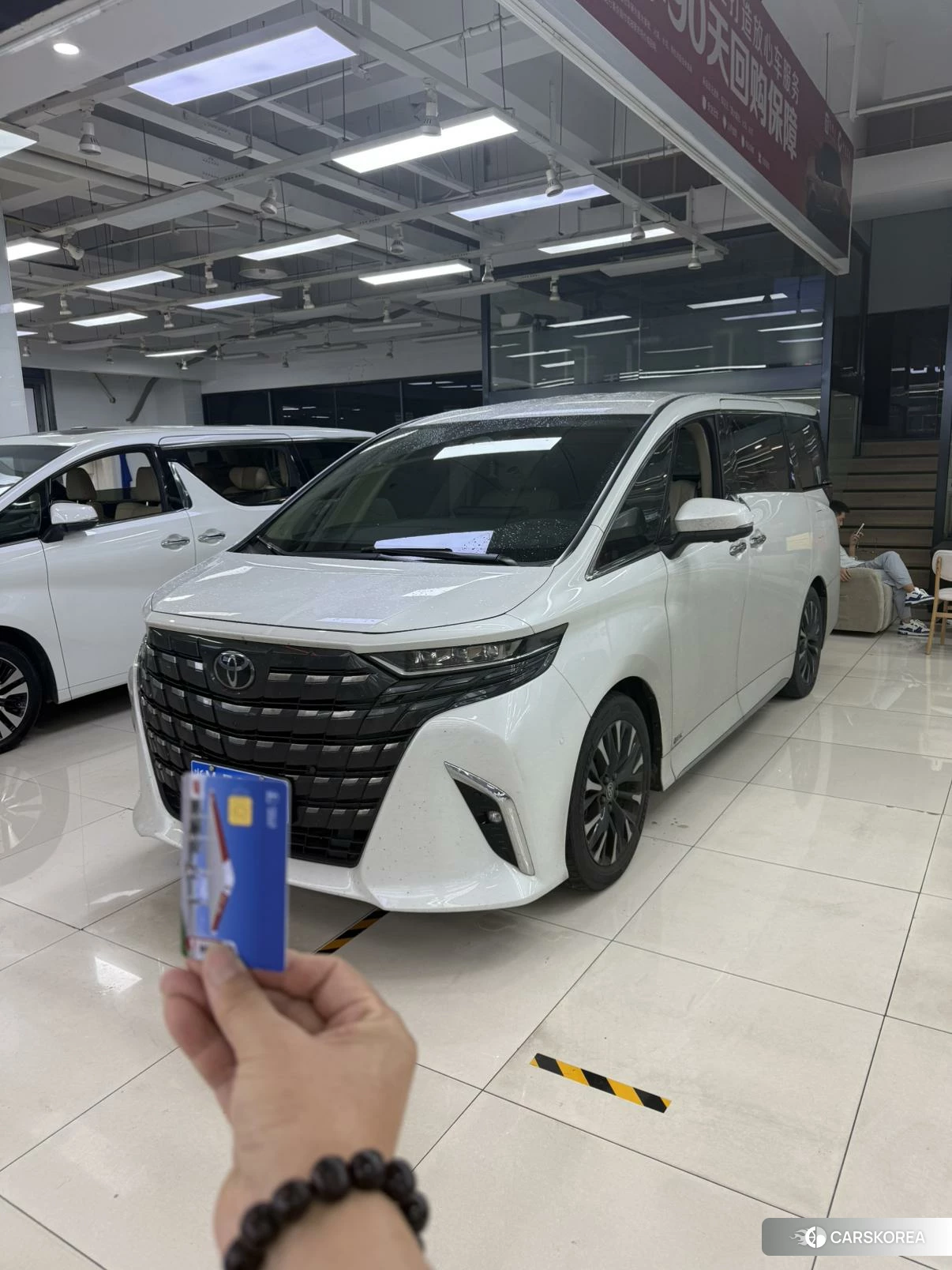 Toyota Alphard 2022 Белый из Китая, фото 3