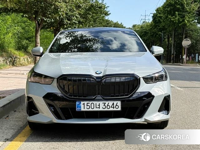BMW 5 Series (G60) 2026 Серый из Кореи, фото 4