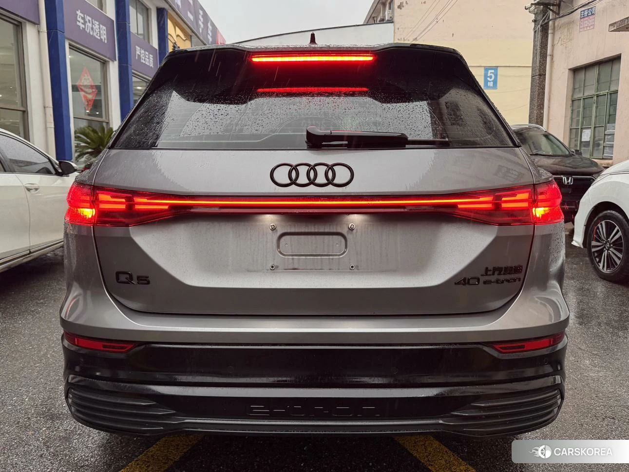 Audi Q5L 2022 Темно-серый из Китая, фото 3