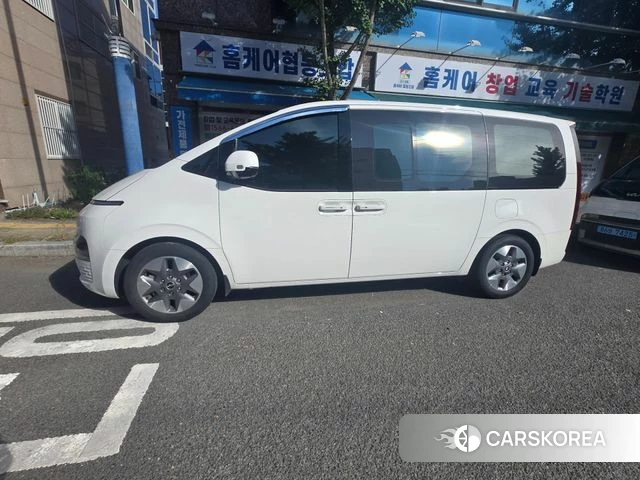 Hyundai Staria 2023 Белый из Кореи, фото 3