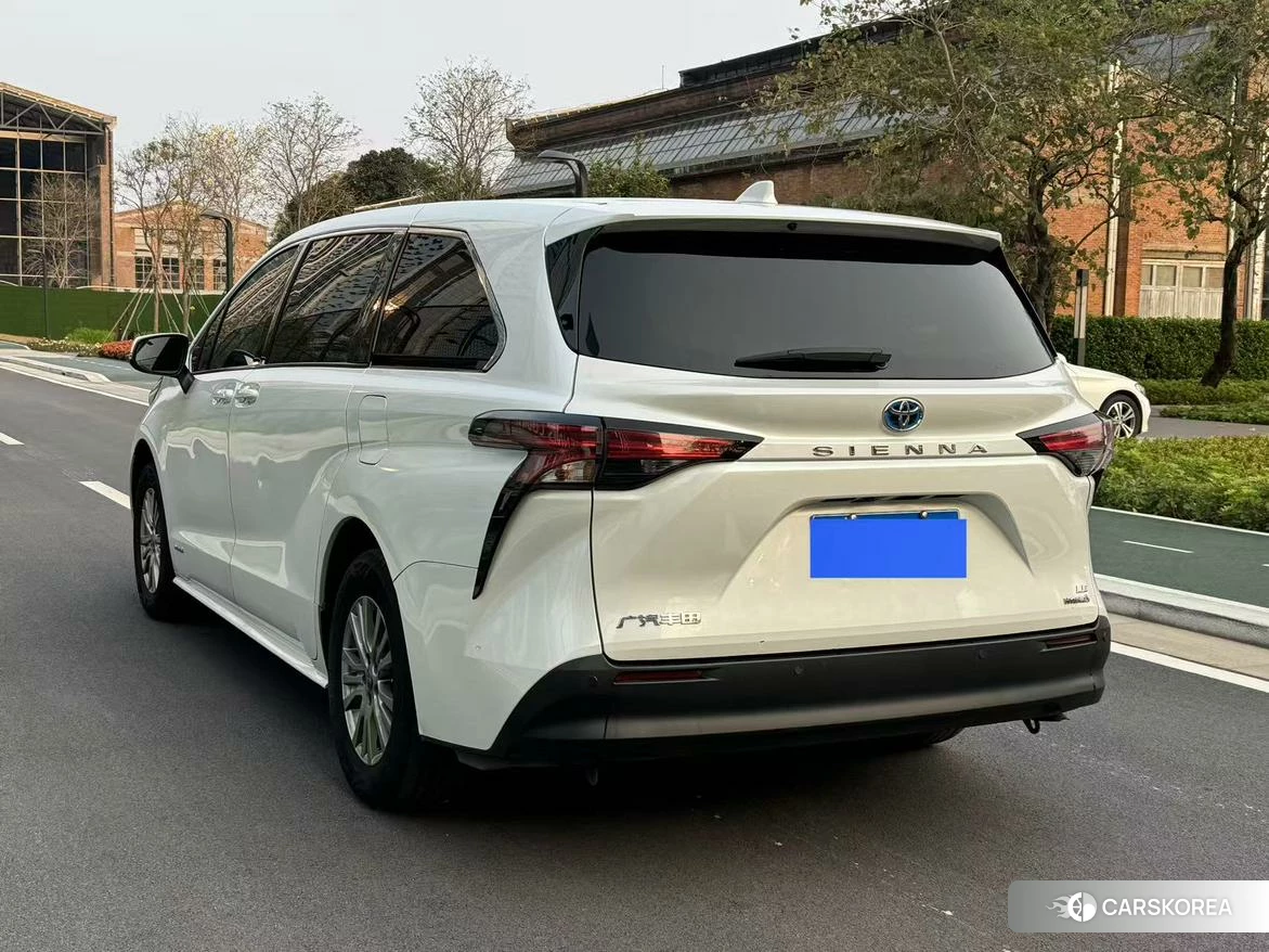 Toyota Sienna 2023 Белый из Китая, фото 3
